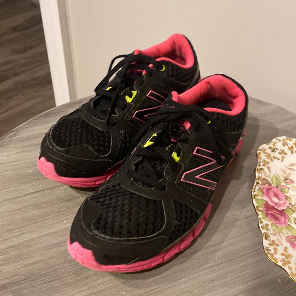 WOMANS new balance runners